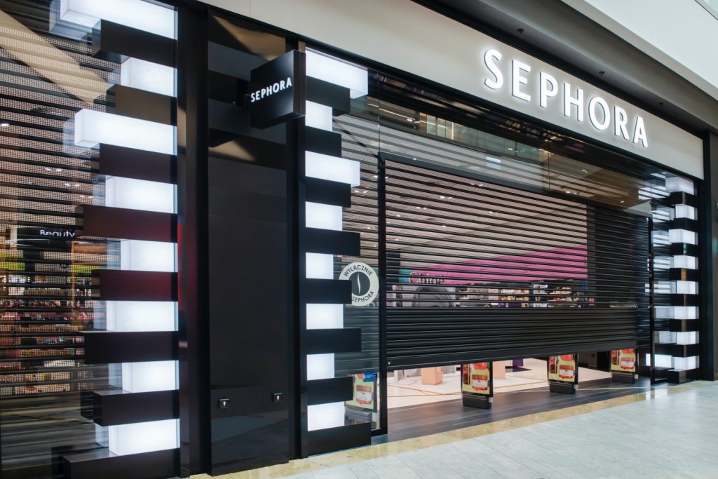 Krata rolowana zamykająca perfumerię w galerii handlowej