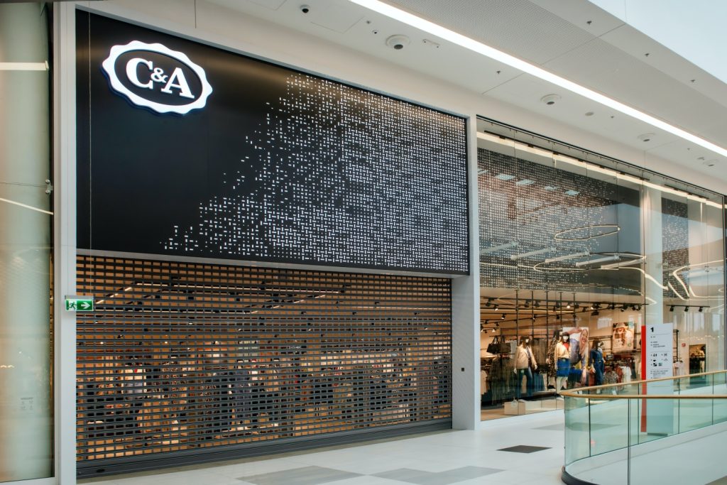 Krata rolowana perforowana zamykająca salon odzieżowy w galerii handlowej – realizacja Justart