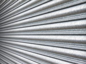 Kraty rolowane dla sklepów i butików w Łodzi – jak dobrać zabezpieczenie do lokalu
