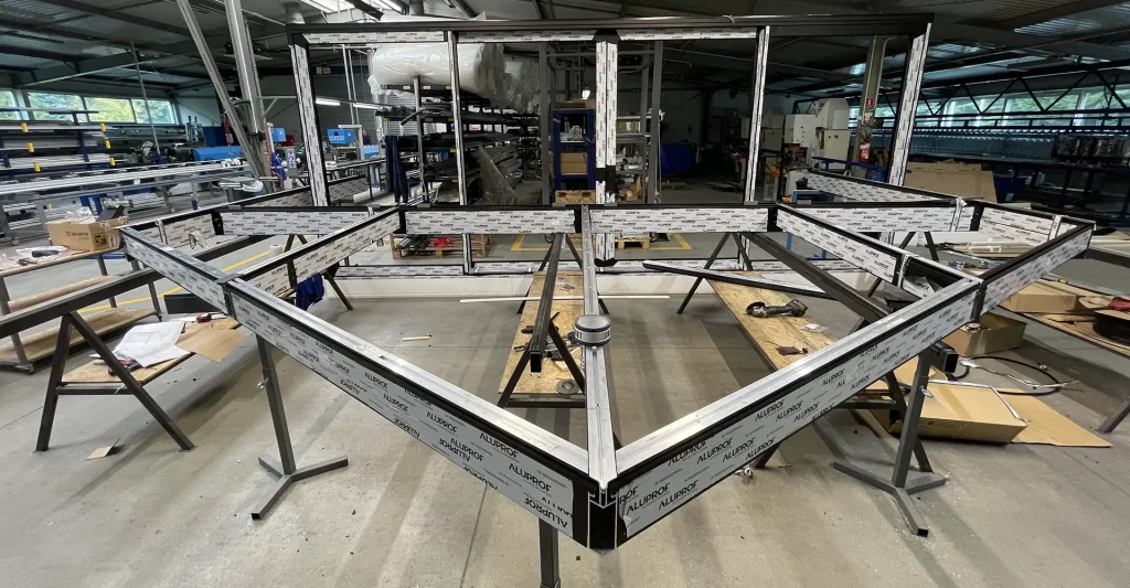 Okna i przeszklenia aluminiowe dla deweloperów 4 Produkcja narożnej konstrukcji aluminiowej w zakładzie Justart