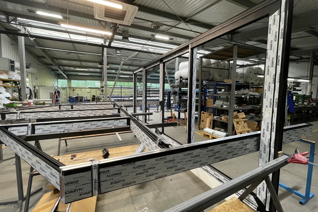 Okna i przeszklenia aluminiowe dla deweloperów 3 Produkcja dużych konstrukcji aluminiowych Aluprof w zakładzie Justart w Łodzi