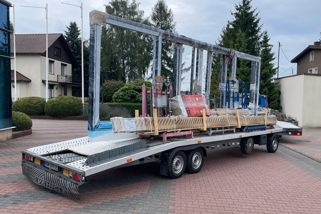 Okna i przeszklenia aluminiowe dla deweloperów 5 Transport aluminiowych konstrukcji z zakładu Justart na budowę