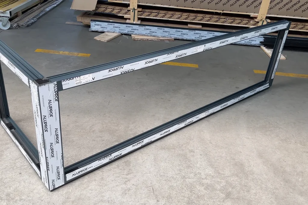 Konstrukcja aluminiowa przygotowana do produkcji w zakładzie Justart w Łodzi