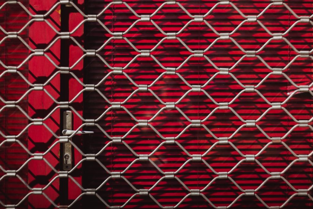 czerwona krata rolowana dla sklepów