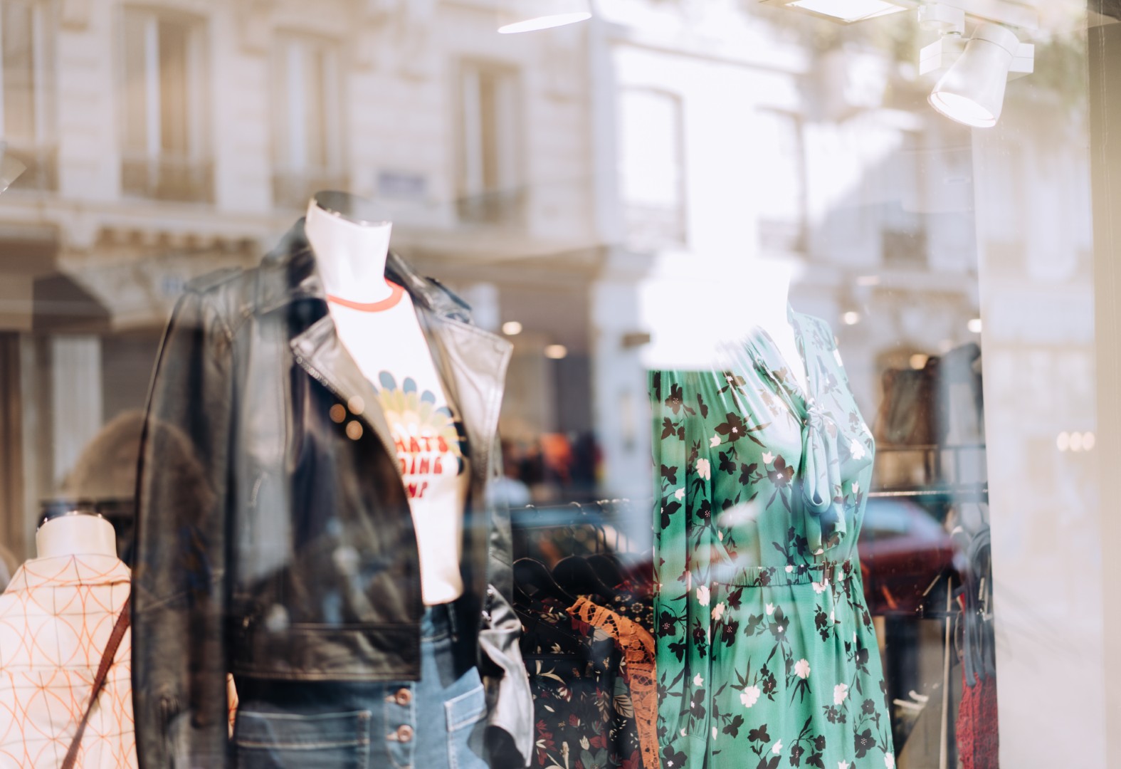 Galerie handlowe w Łodzi – jak Justart projektuje i montuje witryny dla najemców 2 Witryna sklepu odzieżowego z manekinami prezentującymi stylizacje damskie za dużym przeszkleniem