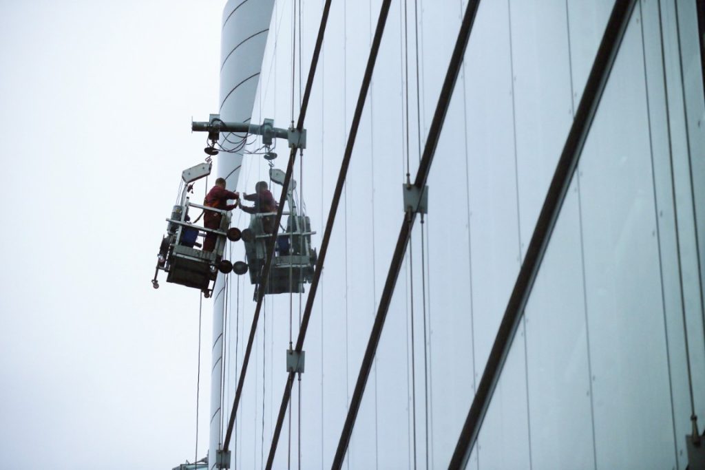 Serwis i konserwacja szklany budynek