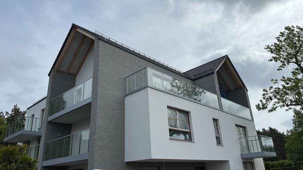 Okna i przeszklenia aluminiowe dla deweloperów 6 Budynek wielorodzinny z balustradami balkonowymi – realizacja Justart na Wyspie Sobieszewskiej