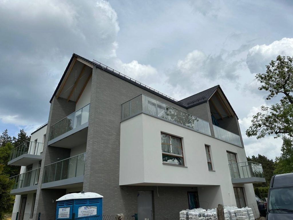 Szklane balustrady balkonowe w budynku mieszkalnym na Wyspie Sobieszewskiej – realizacja Justart