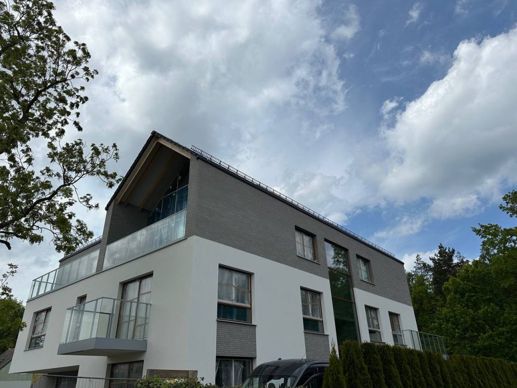 Elewacja budynku ze szklanymi balustradami balkonowymi – Wyspa Sobieszewska