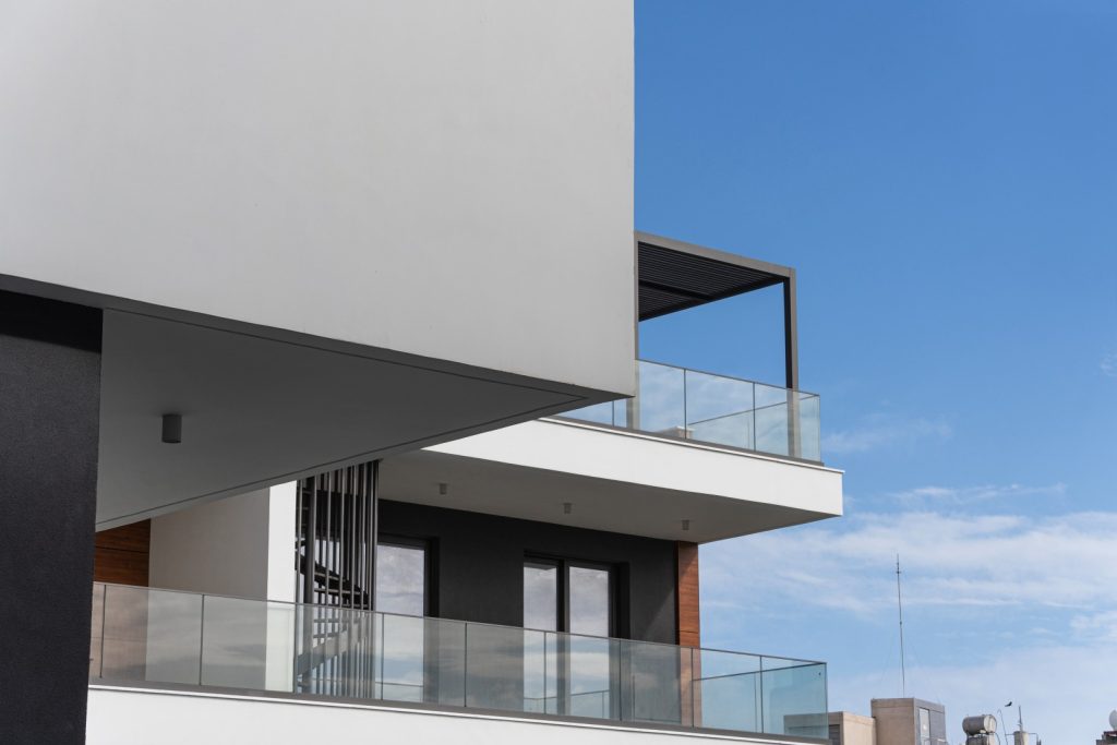 Balustrady całoszklane w nowoczesnej architekturze – gdzie sprawdzają się najlepiej?