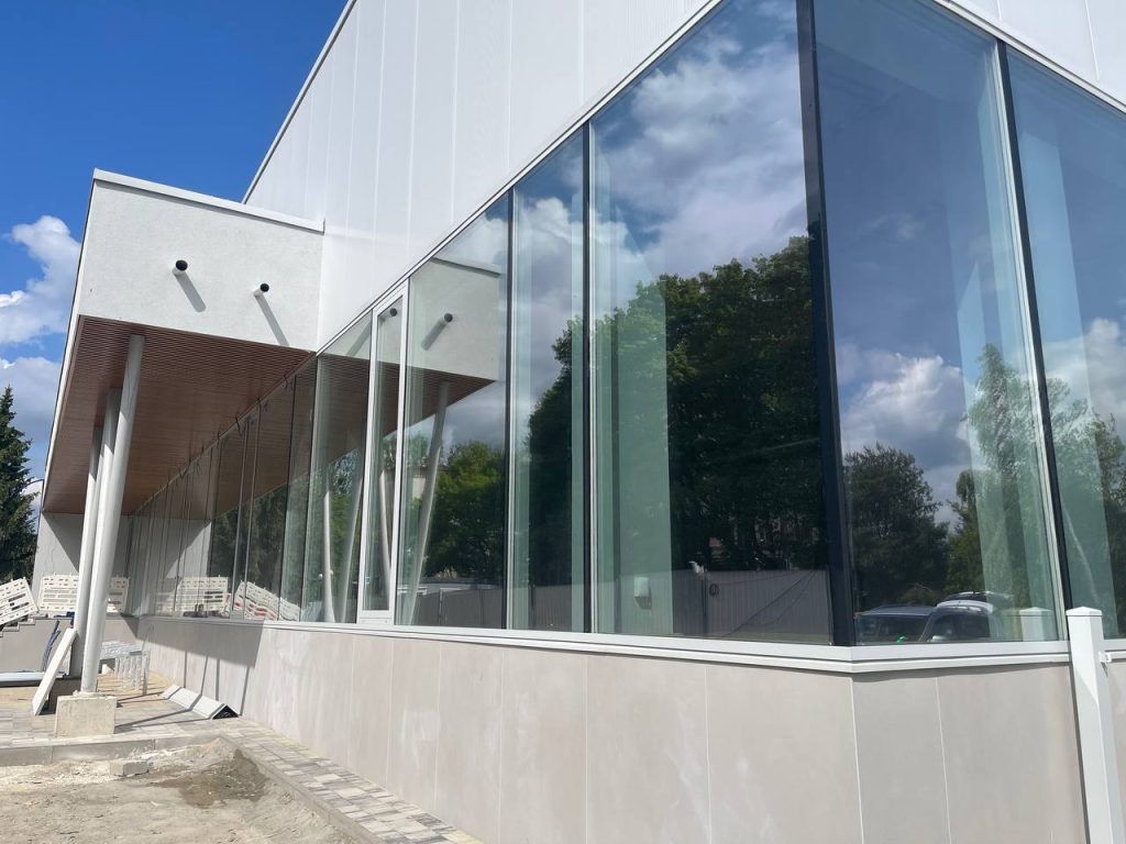 Okna i przeszklenia aluminiowe dla deweloperów 2 Fasada aluminiowo-szklana budynku Centrum Wychowania Fizycznego w Łodzi – realizacja Justart