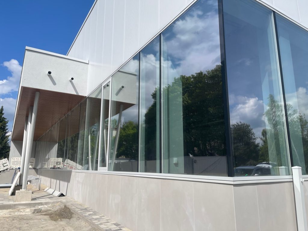 Okna i przeszklenia aluminiowe dla deweloperów 9 Fasada aluminiowo-szklana budynku użyteczności publicznej w Łodzi – realizacja Justart
