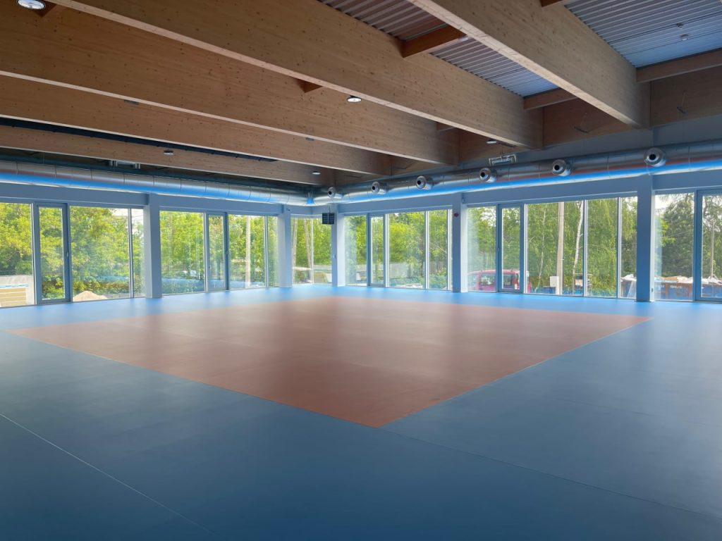 Okna i przeszklenia aluminiowe dla deweloperów 7 Sala sportowa z dużymi przeszkleniami aluminiowymi – Centrum Wychowania Fizycznego w Łodzi