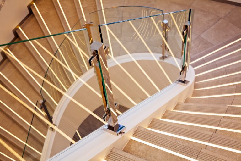 Balustrady szklane – rodzaje, ceny za metr i zasady montażu na balkon, taras i schody
