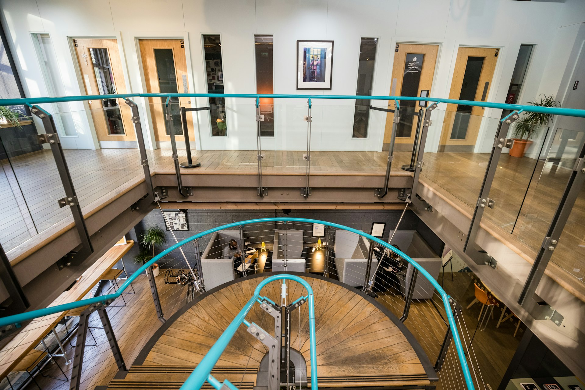 Szklane balustrady antresoli i galerii w atrium budynku