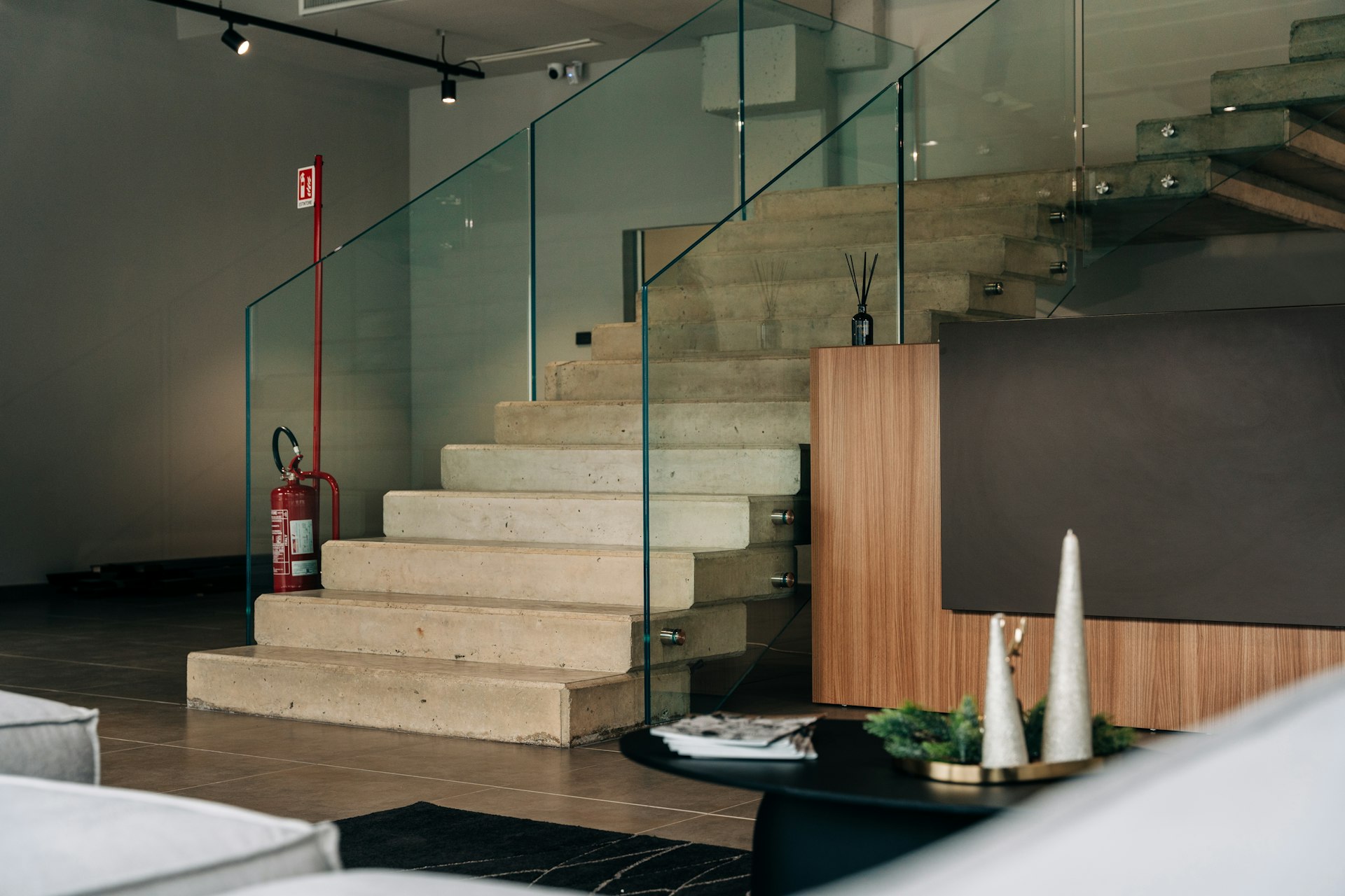 Schody wewnętrzne z balustradą szklaną w domu