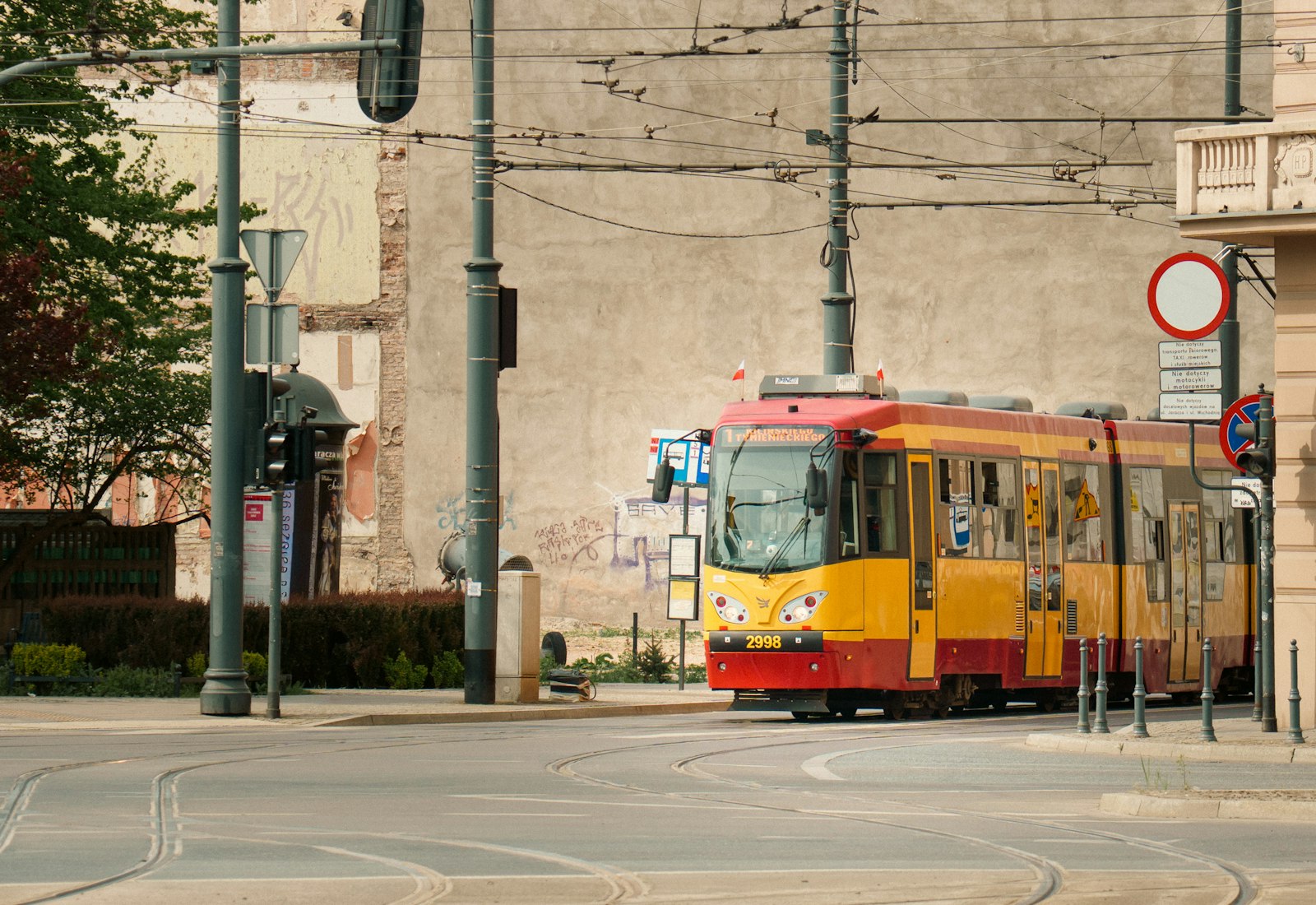 Tramwaj na ulicy w centrum Łodzi