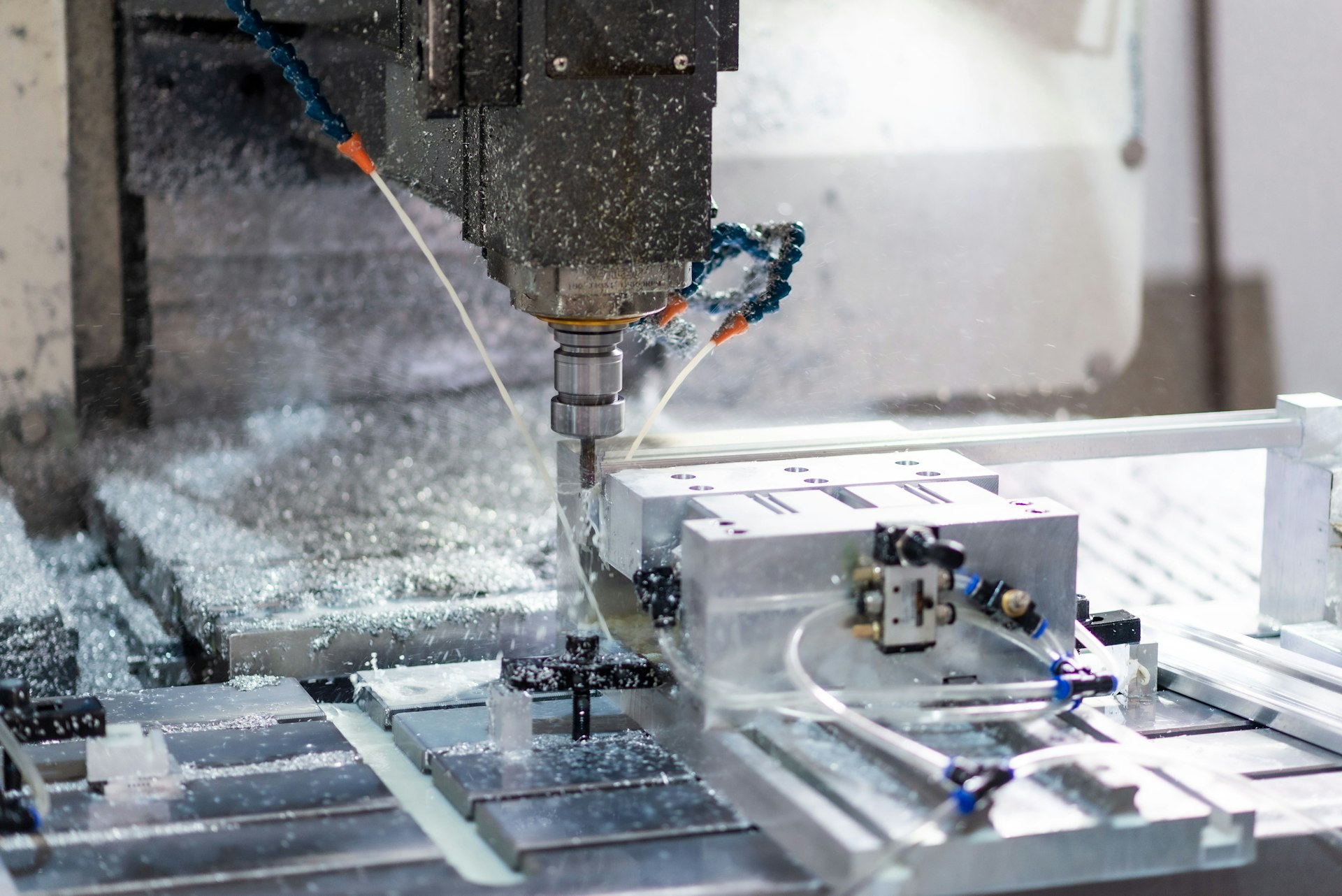 Fasady szklane Kraków 3 Obróbka CNC profilu aluminiowego w zakładzie produkcyjnym