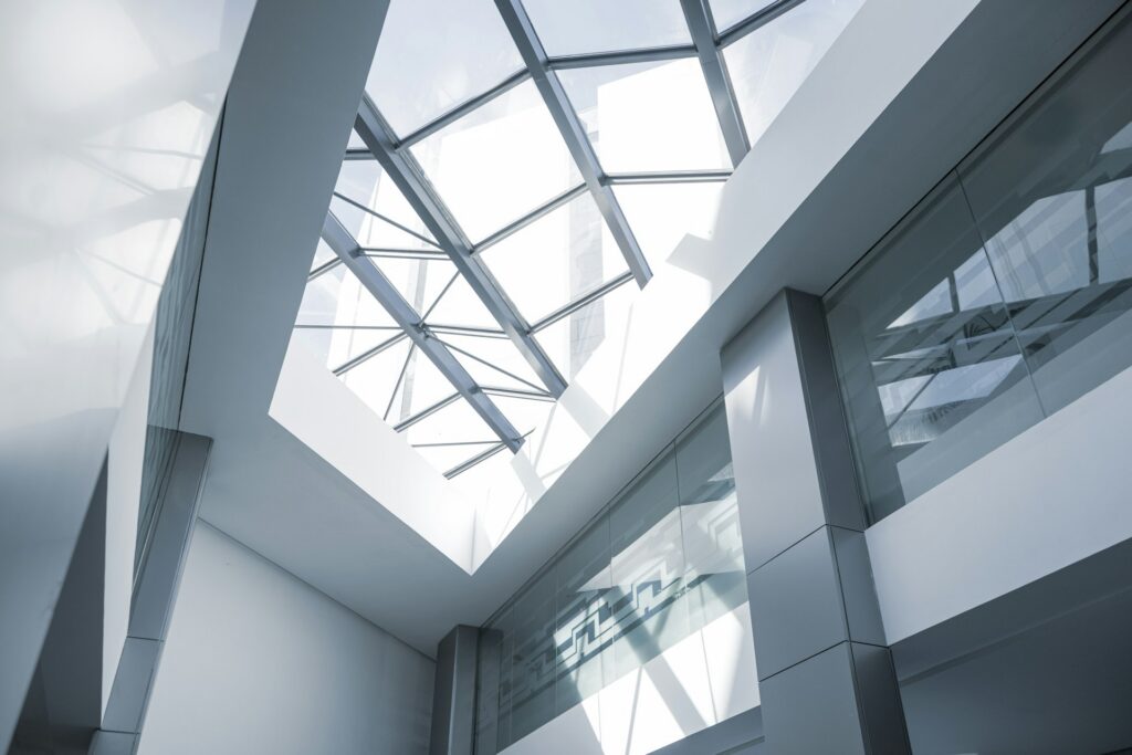 Szklany dach i świetlik nad atrium budynku w konstrukcji aluminiowej