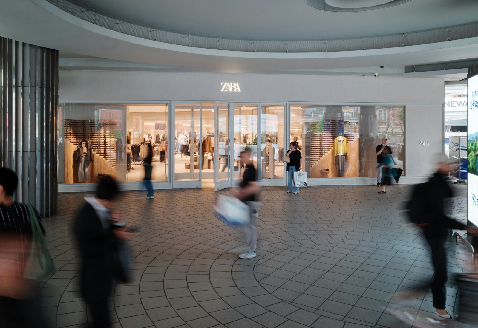 Witryny sklepowe Trójmiasto 3 Wejście do sklepu z szeroką szklaną witryną w centrum handlowym