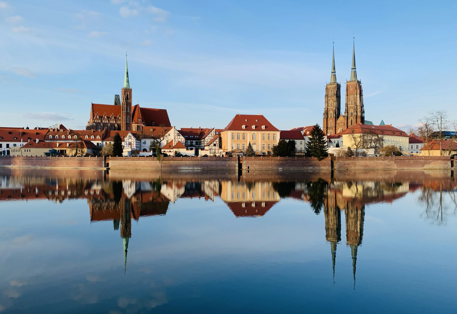 Ostrów Tumski we Wrocławiu widziany znad Odry